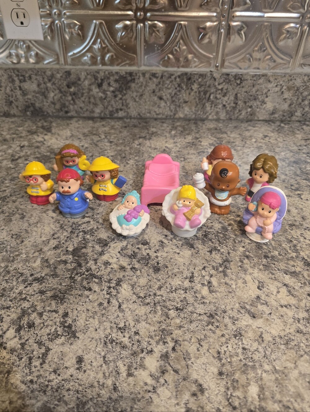 11 Fisher Price Little People Lot + Extra (Maggie/Babies/Moms/Mechanic)